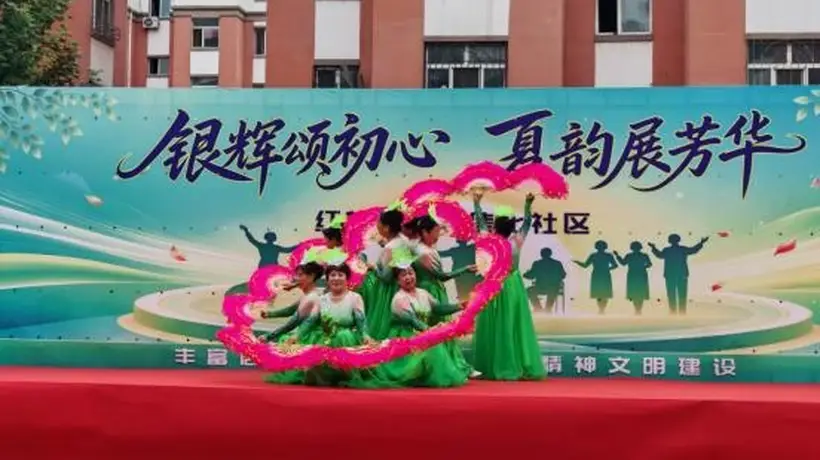 佳木斯市郊区银发群体自编自演消夏文艺汇演传党情浓情