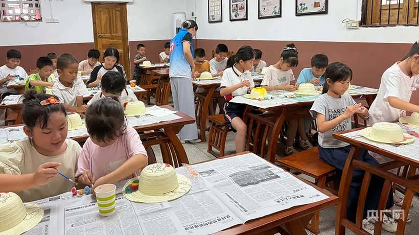 江西吉安草帽DIY点亮留守儿童暑期生活