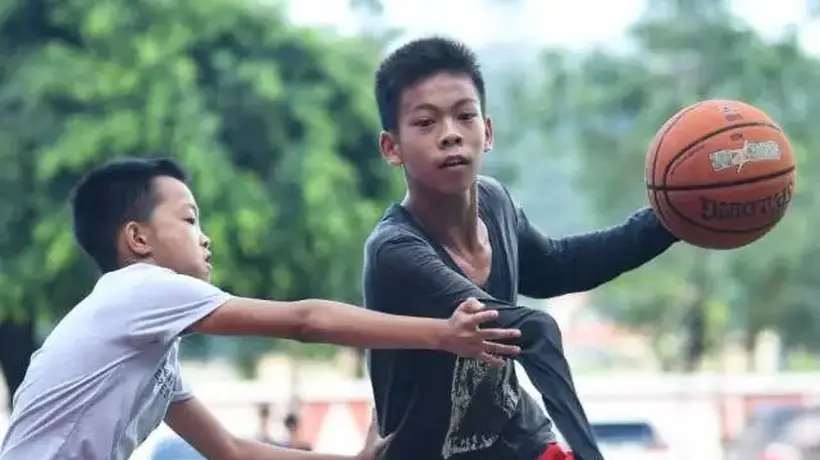 广东白云学院录取独臂篮球少年张家城