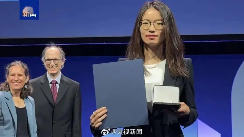 2026菲尔兹奖得主邓煜为中国本科数学教育正名 顶尖数学家深耕国内科研获空间成果斐然