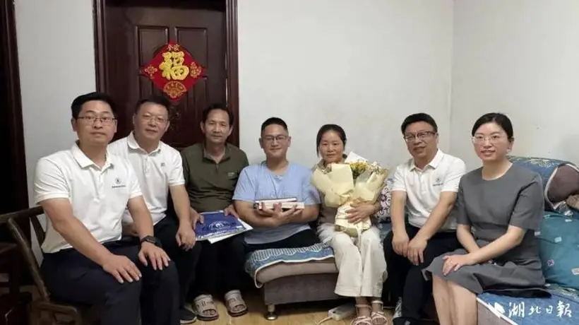 湖北大学走访慰问“板凳男孩”方宇翔,提前筹备无障碍宿舍迎新生