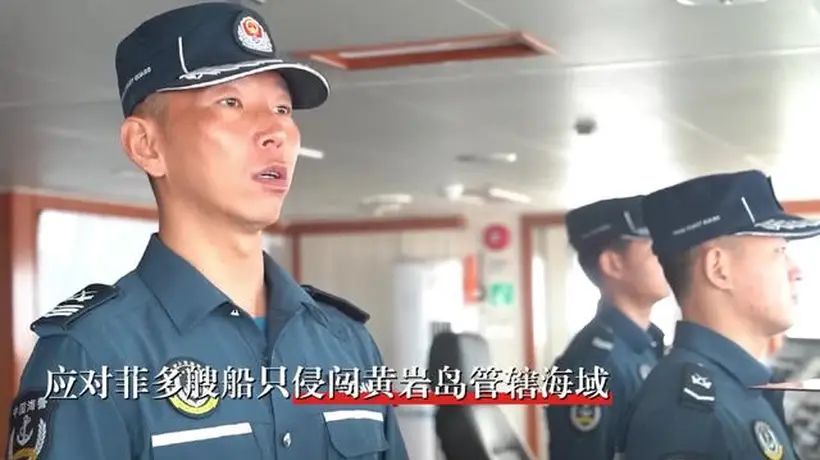 7月30日黄岩岛海域执法巡查现场 中国海警依法驱离菲侵闯船只 水炮喷射助菲船掉头逃窜