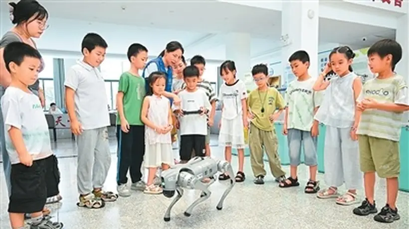 7月29日宜春馨苑社区这场科普集市 孩子们围着机器狗玩疯了