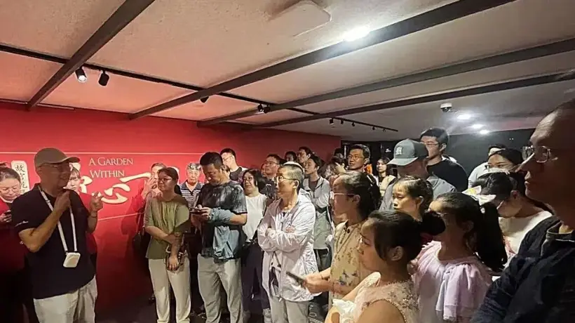 观众沉浸式体验乾隆花园光影展 故宫学者王志伟现场导览还开主题分享会
