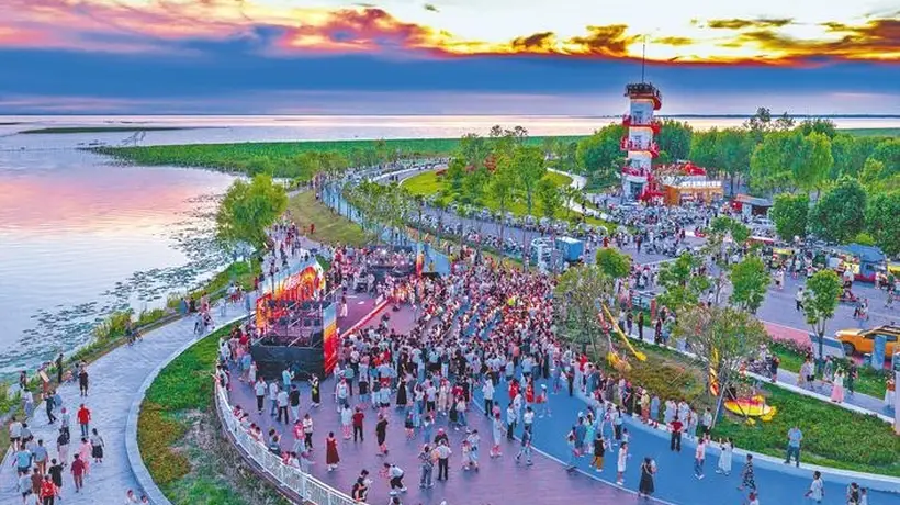 8月1日洪湖滨湖岸边 三支本土乐队携湖畔晚霞曲打造夏夜浪漫视听会