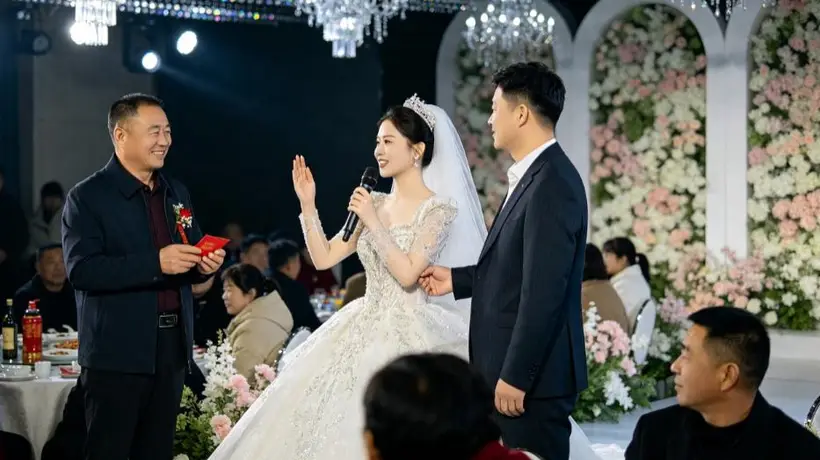 婚礼上公公递出空红包现场尴尬 新娘拿麦克风发言引全场哗然