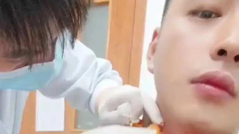健身后遭蚊子叮咬 脖子抓挠流血近一小时达400毫升 当事人发声引关注