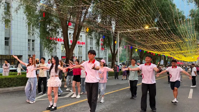 来长白夜市赴“精彩夜吉林”2026消夏快闪 看本土文艺与志愿力量点亮夏日夜生活