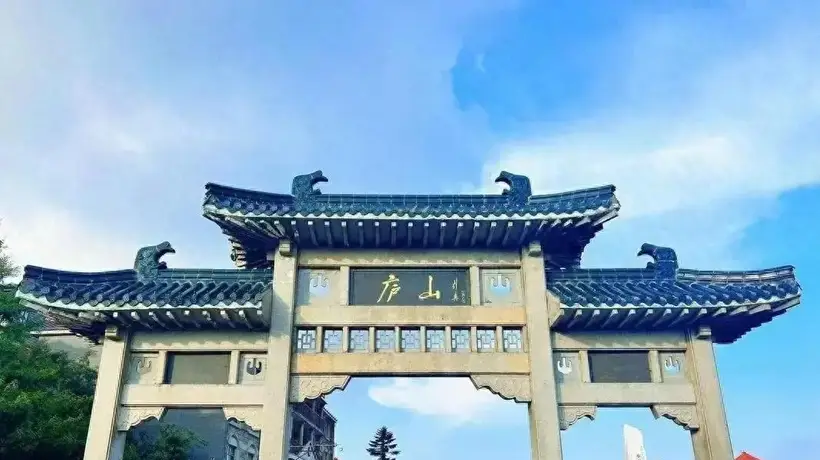 南昌人今夏避暑新选择 家门口梅岭溯溪成爆款多元体验拉满