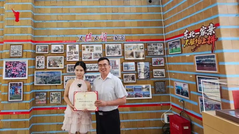跟着沈阳文旅推荐官石以诺沉浸式逛抚顺 打卡雷锋纪念馆逛文博工坊还拜师学非遗
