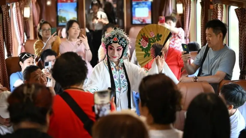 逛街区探古建坐小剧场 演艺新空间里沉浸式解锁城市乐趣