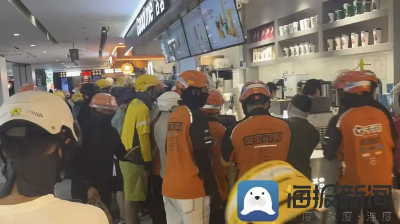 秋日限定饮品引全城排队 多品牌参与“秋天的第一杯奶茶” 探访不同门店的热闹与平静