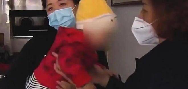 成都一女子不洗手抱孙子，儿媳怒斥不卫生，儿子一拳打面中，母亲扬言要儿子坐牢，儿子却说：她活该！6年后现状曝光...