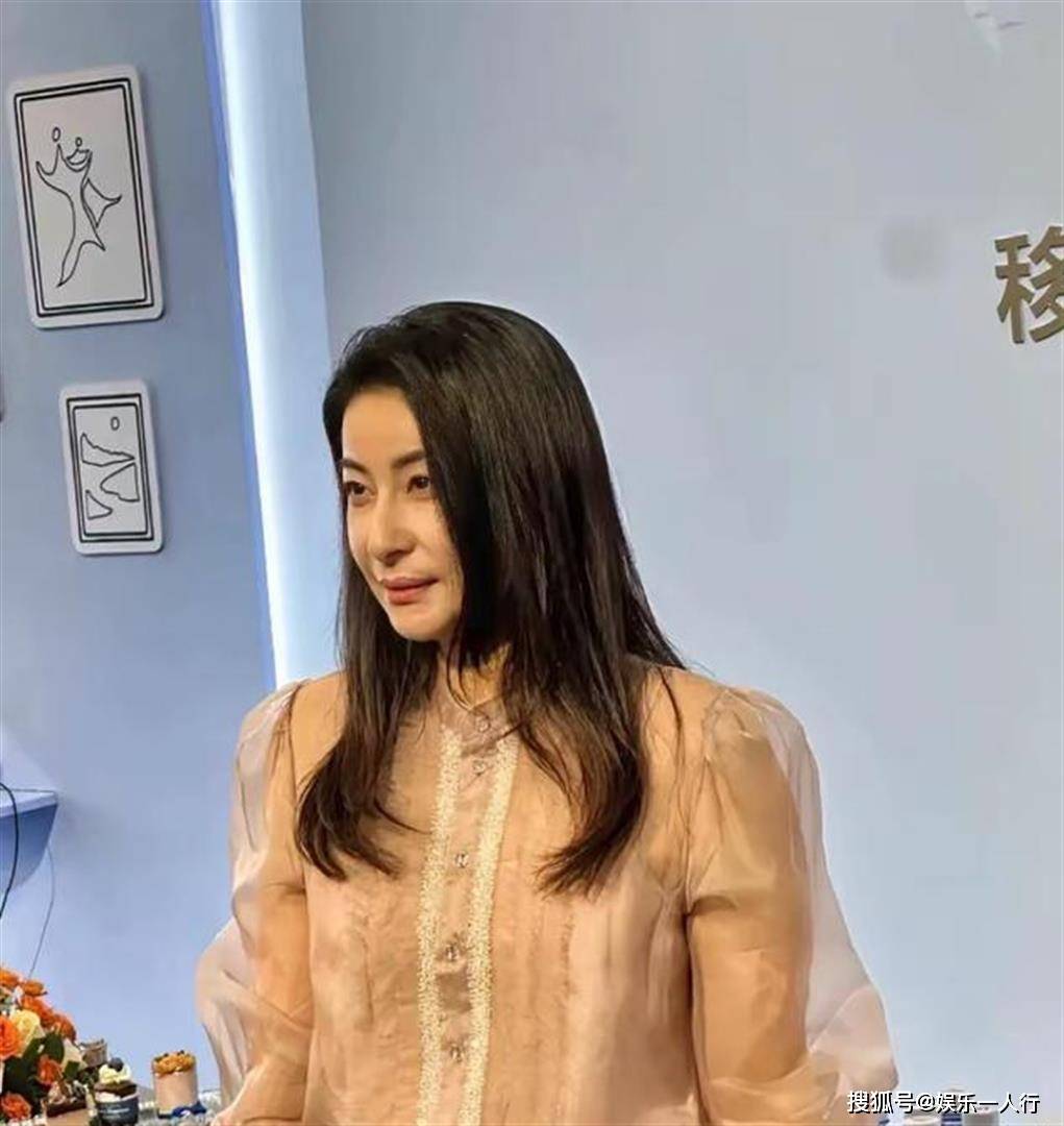 44岁郭晶晶穿300块新中式白衬衫压C位：比欧阳夏丹还耐看的，从来不是牌子