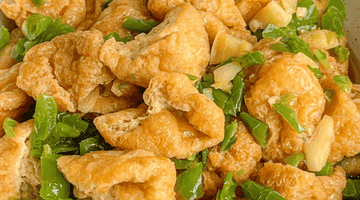 青椒炒豆泡:一口爆汁的家常巧思,平凡食材里的生活治愈力