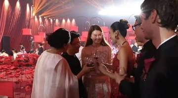 王宝强携女友冯清现身婚礼,大方与众人寒暄,交往8年不领证