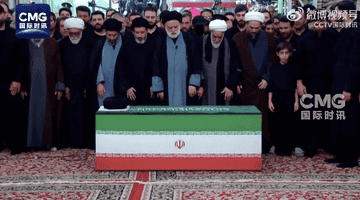 现场画面：哈梅内伊安葬仪式其3子现身，现任最高领袖穆杰塔巴出于安全风险考量未出席