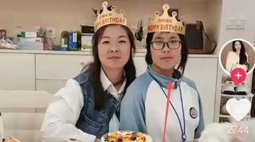 “妈妈只顾自己精致，却让14岁女儿邋遢出镜？”生日合照曝光后，网友争议：青春期女孩的体面谁来守护，精致妈和忽略娃哪个更伤人？