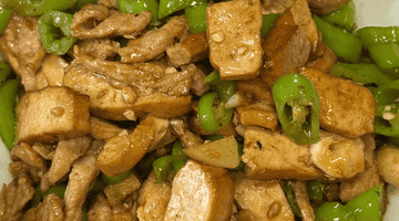青椒炒豆干,口感质朴,简单炒制就是下饭小菜