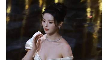 杨超越晒出盛夏甜美写真,将甜度又上升好几度,轻熟又迷人
