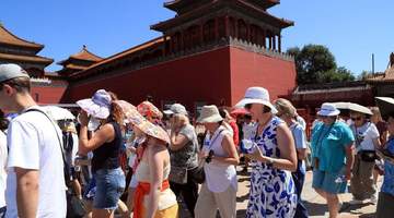 进入三伏天 中外游客冒酷暑游览北京故宫博物院