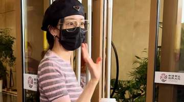 7月26日杨幂机场现身 穿清凉夏装和粉丝互动美腿吸睛 参与感十足的夏日街头互动太养眼