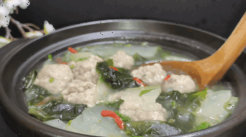 入伏来和家人煲鲜爽消暑汤！冬瓜裙带菜肉丸汤做法超简单，鲜气十足暖胃又开胃