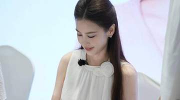 黄圣依现身书博会与读者互动 穿白色长裙尽显温婉知性气质