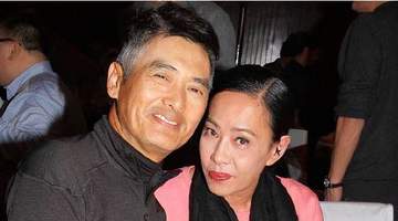 周润发与妻逛街九龙城街市 牵37年手成最暖人间风景