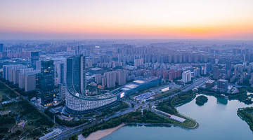 2025上半年万亿城市比拼:青岛天津位次生变,东莞佛山经济分化 AI赛道各路选手各显身手