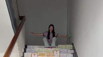 女生硕士研究生毕业，与近百张证书合影，当事人：本硕期间获得奖学金等共计五六万