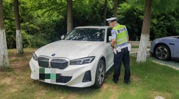 规范集镇及景区停车秩序 营造安全畅通环境