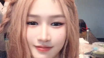 张伟丽粉色长发妆容惊艳上线格斗女王形象反差引关注