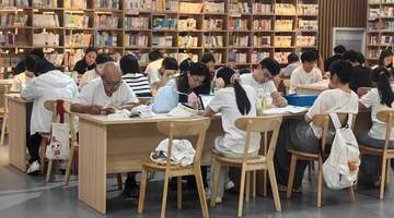河北曲阳暑期读书热潮:图书馆提升服务力满足民众文化需求