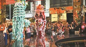 岭南非遗醒狮英歌艺术团海外联动演出 观众直呼热血震撼