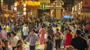 白天登雄关揽胜 夜晚逛三国潮玩 大蜀道不夜城多元活动留住四方体验客