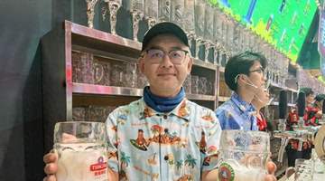 啤酒节多元体验拉满!青岛啤酒大篷主管郭瑨15年坚守 带23种鲜啤果啤陪观众嗨翻夏日