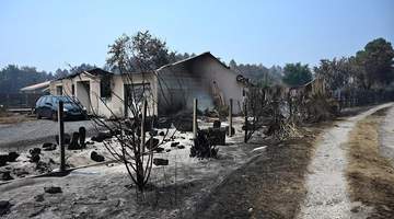 法国大西洋沿岸野火致二战遗留德军弹药库爆炸 数百名居民成功疏散未受波及