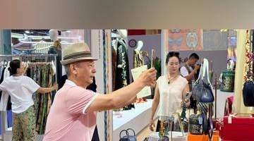 7月30日来石河子，逛“新疆是个好地方”非遗援疆展，艾德莱斯绸织染技艺带观众解锁丝路美学新体验