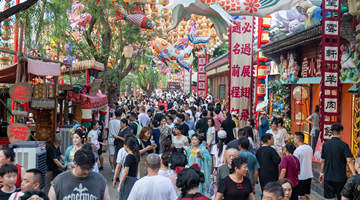 暑期各地多元出游活动启幕 游客在山水间解锁惬意体验