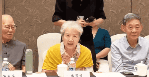 82岁演员曹翠芬哽咽致谢同事 曾在《知否》中饰演赵丽颖祖母