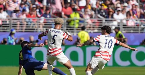 世界杯-德米罗维奇造险巴洛贡破门+中柱 半场美国1-0波黑