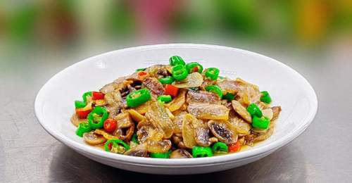 腊肉搭口蘑,3步炒出神仙味!汤汁浓稠鲜香,拌饭能吃三碗