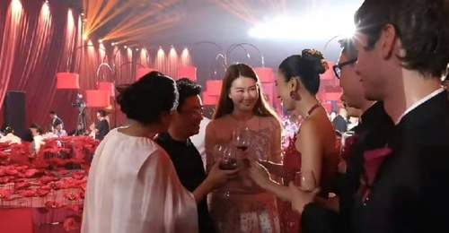 王宝强携女友冯清现身婚礼,大方与众人寒暄,交往8年不领证