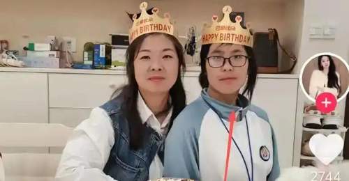 “妈妈只顾自己精致，却让14岁女儿邋遢出镜？”生日合照曝光后，网友争议：青春期女孩的体面谁来守护，精致妈和忽略娃哪个更伤人？