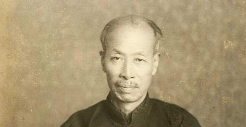他是臭名昭著的汉奸,挥笔4个大字流传百年,如今大街上随处可见
