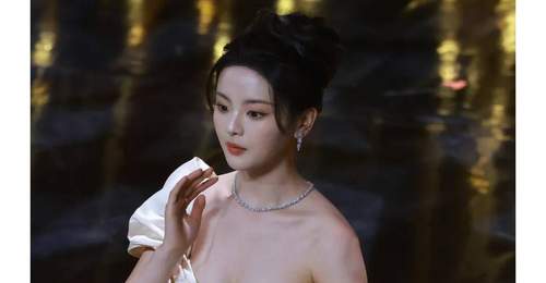 杨超越晒出盛夏甜美写真,将甜度又上升好几度,轻熟又迷人