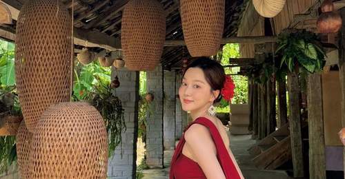 夏露带俩儿子西双版纳游玩，穿上少数民族服装差点没认出来！