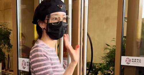 7月26日杨幂机场现身 穿清凉夏装和粉丝互动美腿吸睛 参与感十足的夏日街头互动太养眼