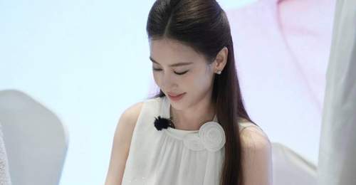 黄圣依现身书博会与读者互动 穿白色长裙尽显温婉知性气质